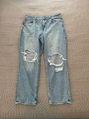 American Eagle Strigid Ripped Mom Jean